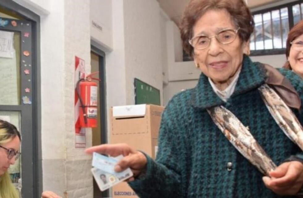 Tiene 100 años y fue a votar: "Me siento más joven", bromeó al salir