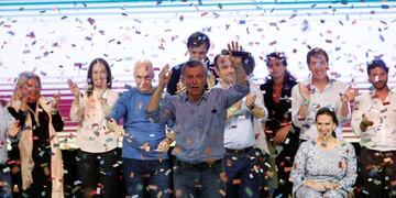 BAS15\u002E BUENOS AIRES (ARGENTINA), 22/10/2017\u002E- El presidente argentino, Mauricio Macri, habla hoy, domingo 22 de octubre de 2017, en el búnker del partido Cambiemos, en Buenos Aires (Argentina)\u002E El frente gobernante argentino Cambiemos arrasó en la ciudad de Buenos Aires en los comicios celebrados hoy al llevarse el 50,69 % de los votos, según los primeros datos oficiales difundidos con el 95,11 % de las mesas escrutadas\u002E EFE/David Fernández