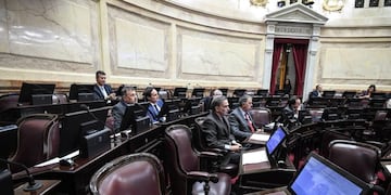 BAS01\u002E BUENOS AIRES (ARGENTINA), 15/08/2018\u002E- Fotografía cedida por el Senado de Argentina que muestra una vista general durante una sesión hoy, miércoles 15 de agosto de 2018, en Buenos Aires (Argentina)\u002E El Senado argentino no logró iniciar el debate sobre si autoriza a la Justicia a realizar registros en las casas de la expresidenta y actual senadora Cristina Fernández, imputada en una causa por sobornos, ya que no asistió el número mínimo de legisladores requerido para tratar el tema\u002E EFE/Charly Diaz Azcue/Senado de Argentina/SOLO USO EDITORIAL ciudad de buenos aires sesion en el senado tratamiento pedido allanamiento propiedades senadora y ex presidenta de la nacion escandalo cuadernos de la corrupcion K