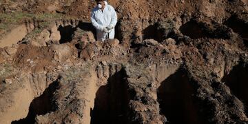 A cemetery worker pauses while digging graves at the San Vicente cemetery in Cordoba, Argentina, Tuesday, April 14, 2020\u002E Six to seven times more graves than normal are being dug in Cordoba, as a precaution amid the deadly, new coronavirus health emergency, according to the Cordoba Municipal Workers and Employees Union Press Secretary Damián Bizzi\u002E (AP Photo/Nicolas Aguilera)  fosas comunes cordoba
