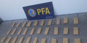 Los 32 panes de marihuana estaban ocultos entre ruedas de motos\u002E (UNO Entre Ríos)