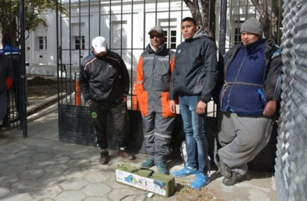 Rio Gallegos : desocupados se encadenan frente a Casa de Gobierno