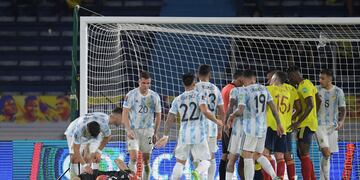 El arquero Emiliano Martínez tuvo que salir inmovilizado por un golpe ante Colombia.
