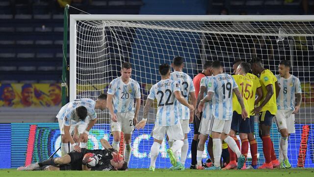 El arquero Emiliano Martínez tuvo que salir inmovilizado por un golpe ante Colombia.