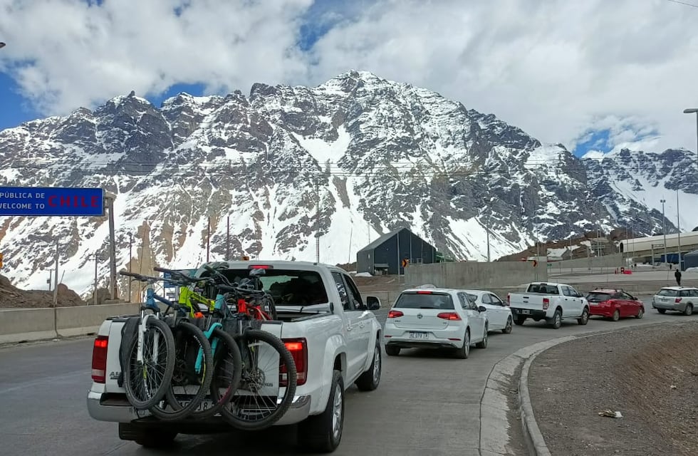 Chile: demoras para cruzar desde Mendoza, qué es lo que más buscan comprar los argentinos