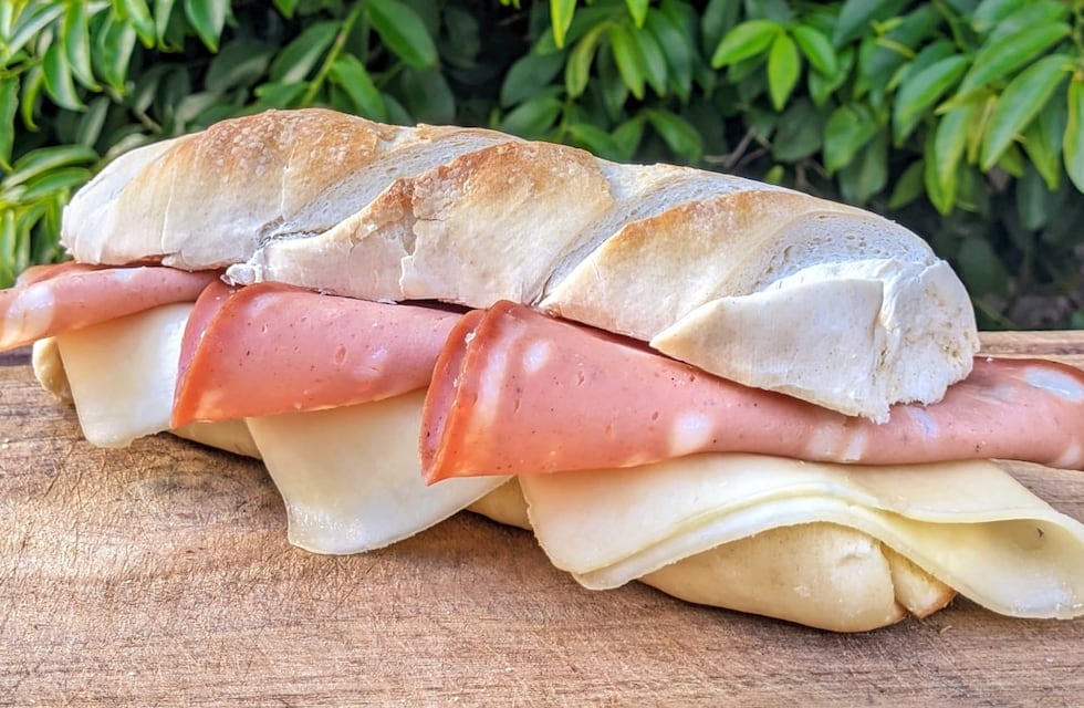 Un sándwich XXL de mortadela y queso que cuesta $4.500 es furor en redes: dónde se consigue