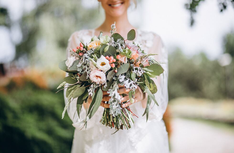 Dio el sí y fue directo a las urnas: una mendocina se casó y luego del festejo, fue a votar con un look muy particular