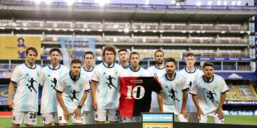 El equipo posó con la camiseta argentina que recuerda al exfutbolista en el Mundial de México. (@canoboficial)