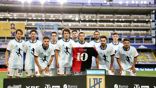 El equipo posó con la camiseta argentina que recuerda al exfutbolista en el Mundial de México. (@canoboficial)