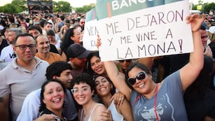 La gente, al ritmo de un Bum Bum 2025 internacional. Y con la Mona...