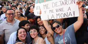 La gente, al ritmo de un Bum Bum 2025 internacional. Y con la Mona...