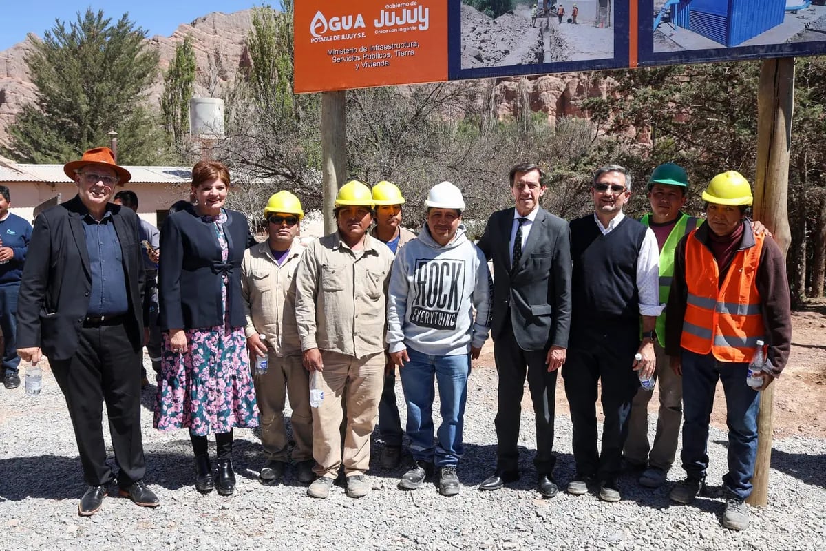 Personal que trabajó en el proyecto desarrollado en Tilcara por de Agua Potable de Jujuy recibió el reconocimiento del gobernador Sadir y demás funcionarios.
