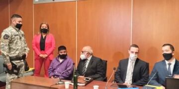 Sergio Vargas (camisa violeta) junto a sus abogados