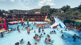 El lugar cuenta con dos toboganes y un amplio espacio para los más pequeños.