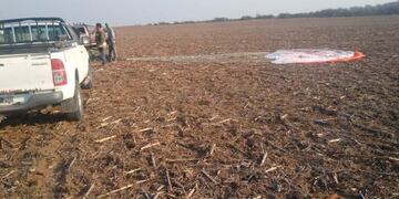 El paracaídas del piloto eyectado\u002E Foto de diario Puntal