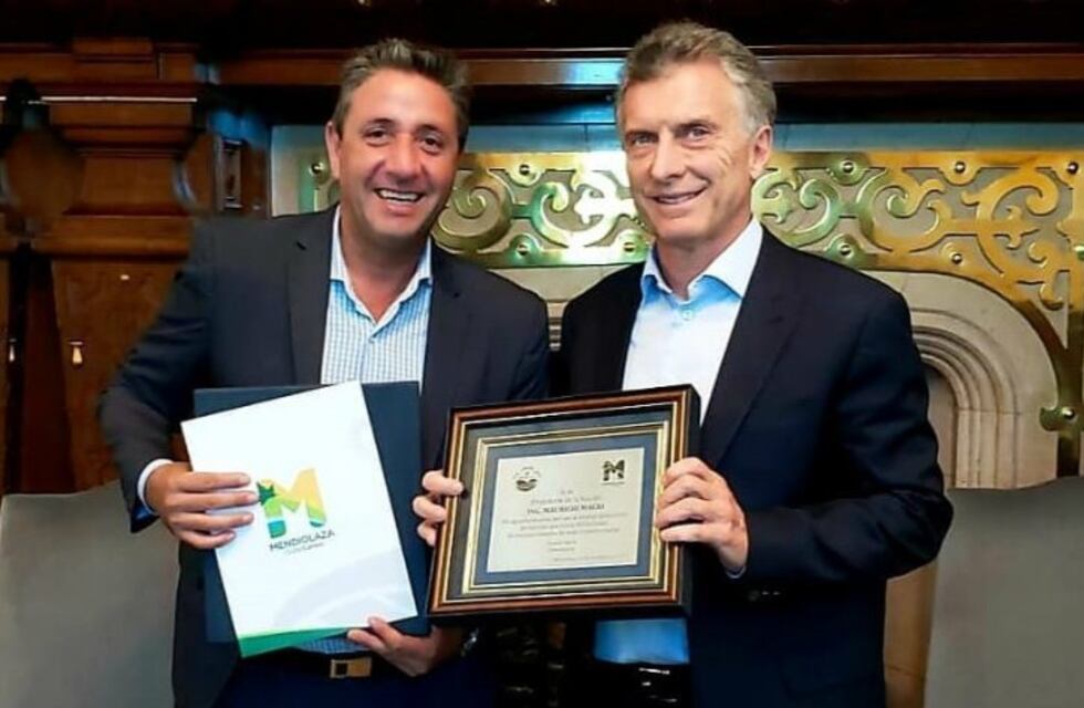 Daniel Salibi le entregó a Macri la placa que reconoce su visita a Mendiolaza