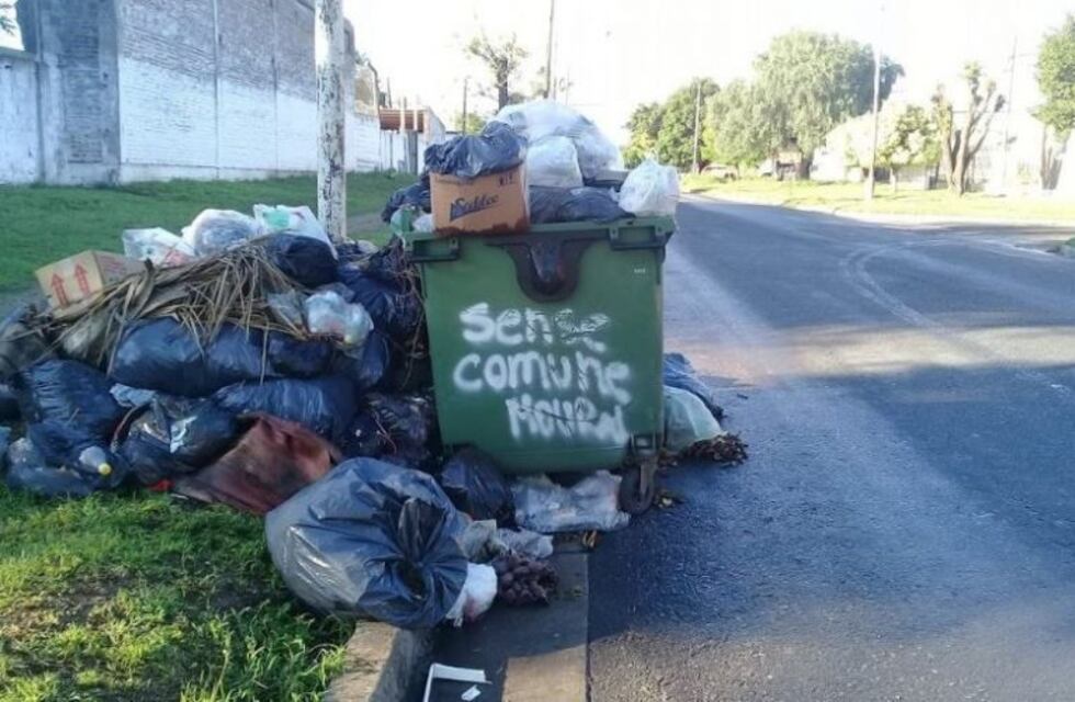 Vecinos de Paraná recolectaron la basura tras la suspensión del servicio