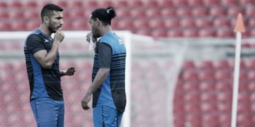 Miguel Martínez junto a Ronaldinho\u002E (Foto: Vavel\u002Ecom)