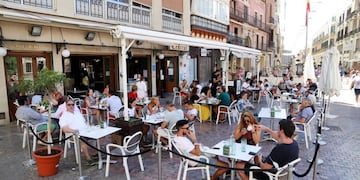 17/08/2020 Ambiente en las terrazas de los bares durante el primer día de la prohibición de realizarlo en la vía pública en Andalucía si no existe una distancia de dos metros de separación con otras personas para evitar contagios de Covid-19\u002E En Málaga,(Andalucía, España), a 17 de agosto de 2020\u002E POLITICA Álex Zea - Europa Press