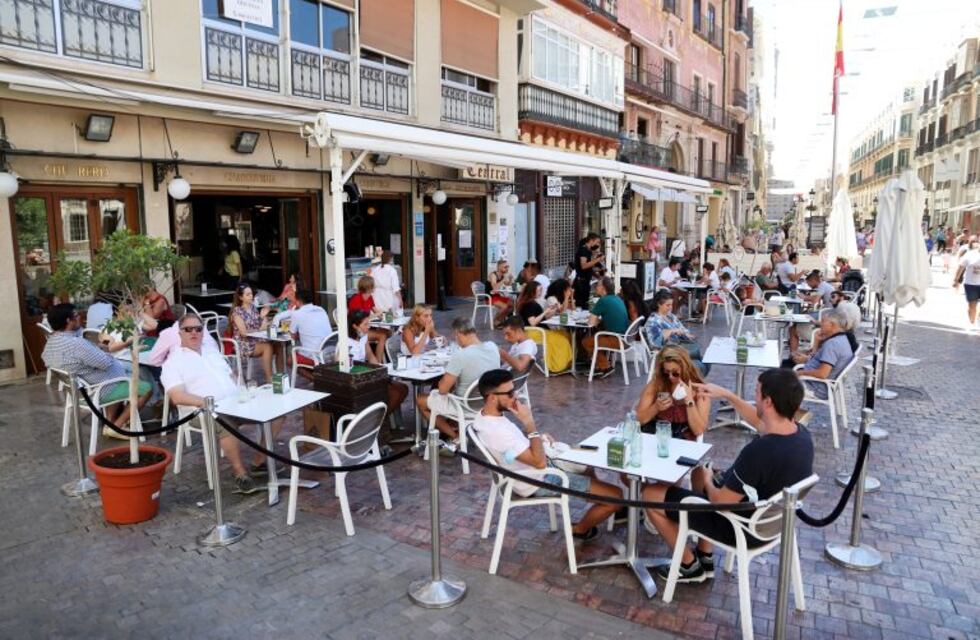 Crece la segunda ola de coronavirus en España y localidades llaman al confinamiento voluntario