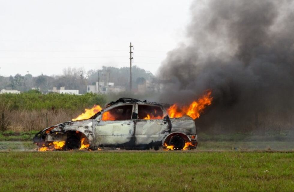 Se incendió por completo un auto en la Autopista a Córdoba