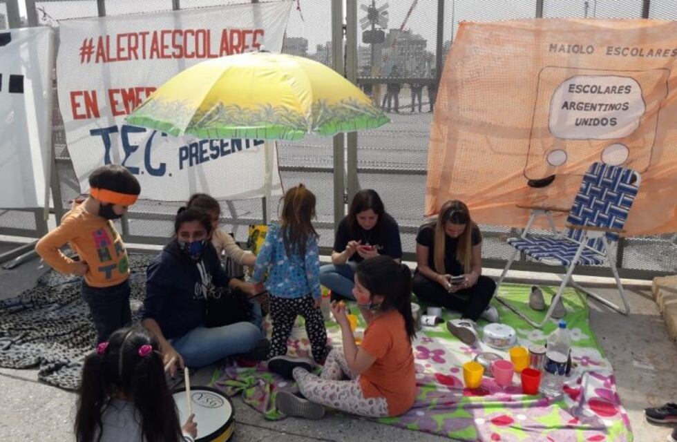 Transportistas escolares acampan frente al Centro Cívico en protesta