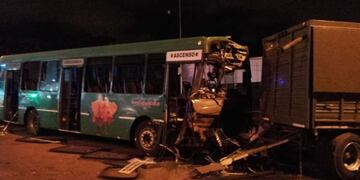 Así quedó el ómnibus incrustado en el acoplado del camión militar en Posadas\u002E (MisionesOnline)