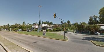 La persecución culminó en Catamarca y San Martín cuando el motociclista cayó al suelo tras una mala maniobra\u002E (Street View)