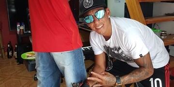 Brian Sarmiento se animó a tatuar y dejó su firma en la pierna de un amigo\u002E (Instagram)