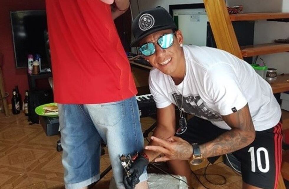 Sarmiento se animó a tatuar su firma en la pierna de un amigo