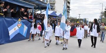El desfile cívico militar se llevó a cabo en la Avenida Kirchner