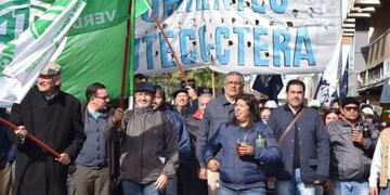 Marcha de trabajadores en el centro de Corrientes