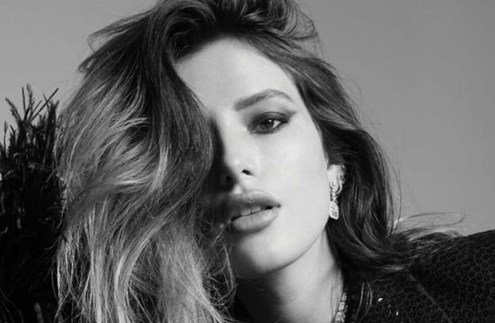 Bella Thorne y una producción de fotos al borde de la censura: bata con trasparencias y nada abajo