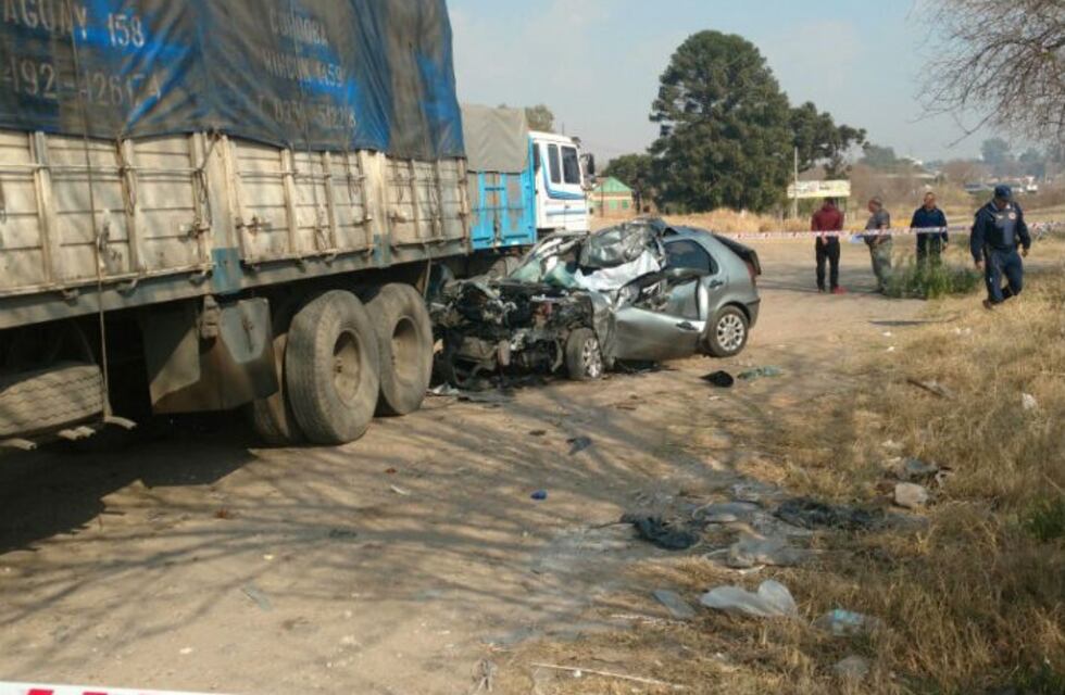 Murió una mujer tras colisionar su auto contra un acoplado