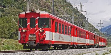 El video de un padre que saltó a las vías del tren para proteger a su hija que había caído a la plataforma