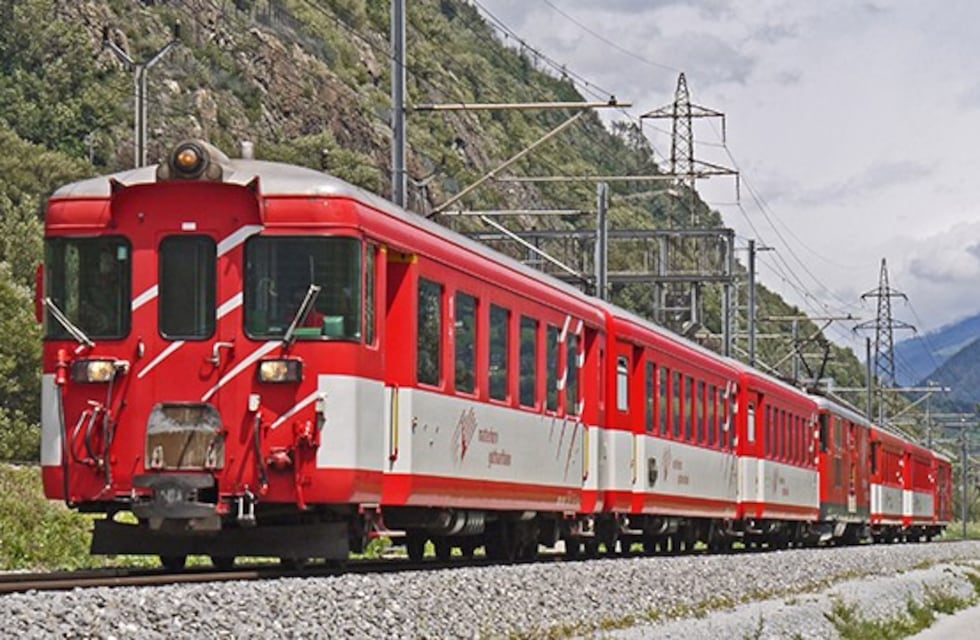 El video de un padre que saltó a las vías del tren para proteger a su hija que había caído a la plataforma