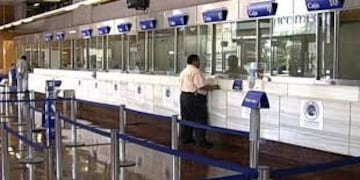 Los depósitos en cajas de bancos pagan comisiones\u002E (WEB)