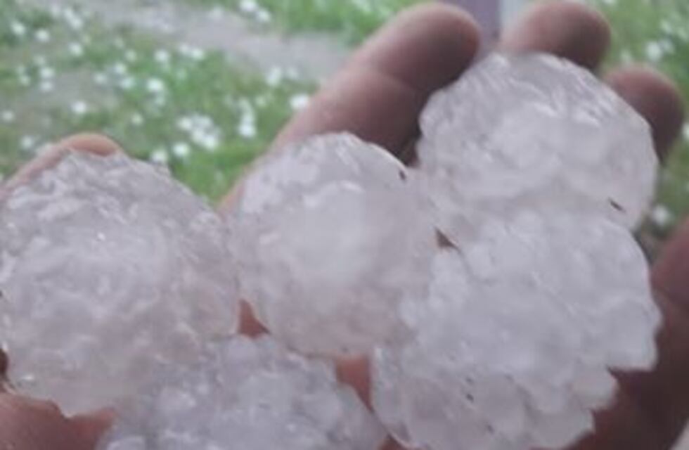 Una intensa tormenta con granizada azotó esta mañana a la localidad de Libaros