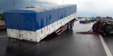 Un camión perdió su acoplado en Paraná en la ruta N°168