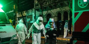 Personal de emergencias médicas traslada a adultos mayores positivos con coronavirus\u002E (EFE/Juan Ignacio Roncoroni)