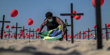 Homenaje a las víctimas del Coronavirus en las playas de Copacabana. (Foto: EFE/Antonio Lacerda)