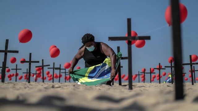 Homenaje a las víctimas del Coronavirus en las playas de Copacabana. (Foto: EFE/Antonio Lacerda)