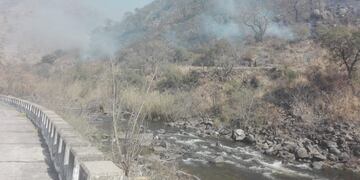 La Calera: el fuego cerca de las vías del Tren de Las Sierras\u002E