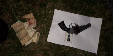 Lo detuvieron con un arma, dinero y una estampita de San la Muerte\u002E