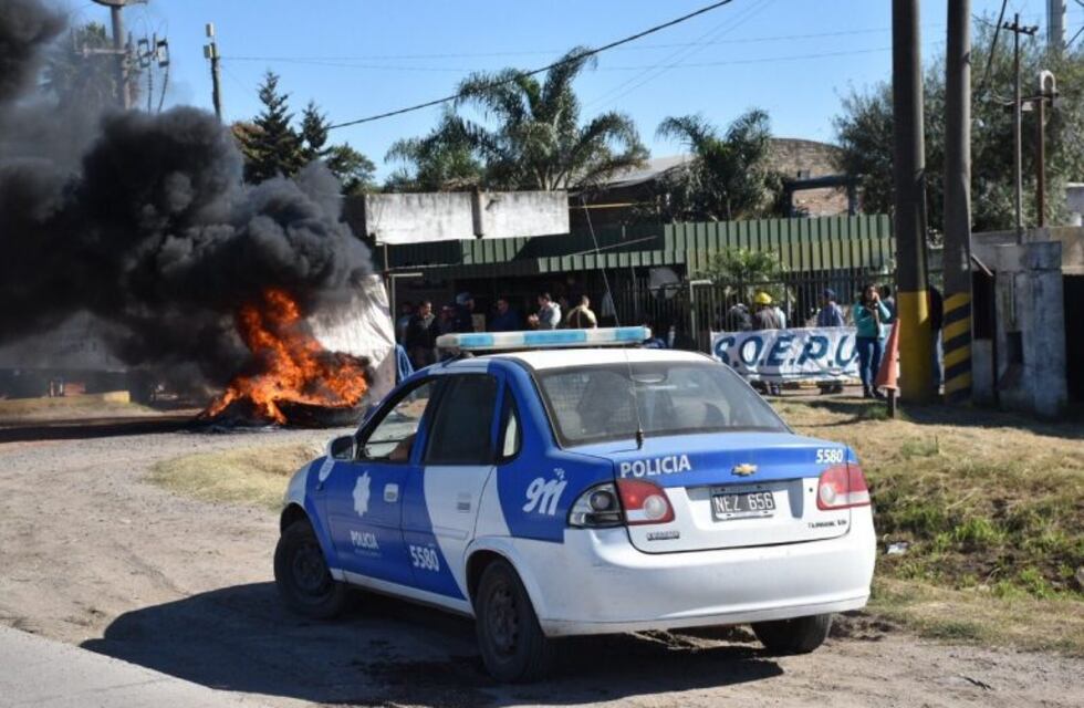 Trabajadores de IDM denunciaron que el fiscal ordenó el desalojo del piquete