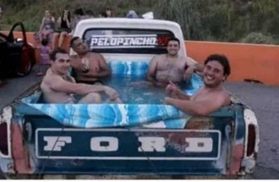 Hablame de ingenio: convirtieron la caja de la camioneta en pileta rodante