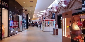 Alto Rosario Shopping fue uno de los grandes paseos comerciales que cerró por la pandemia\u002E (Francisco Javier Espíndola)