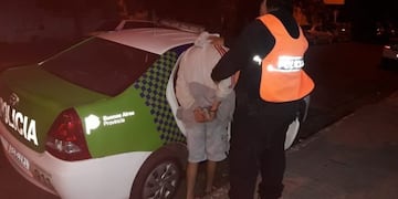 Dos hombre redujeron a un asaltante y lo entregaron a la policía