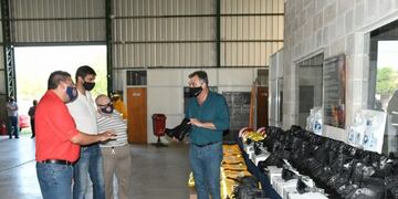 Bomberos Voluntarios recibieron material de protección