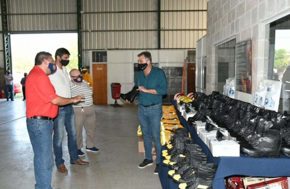 Los bomberos voluntarios recibieron materiales de protección personal